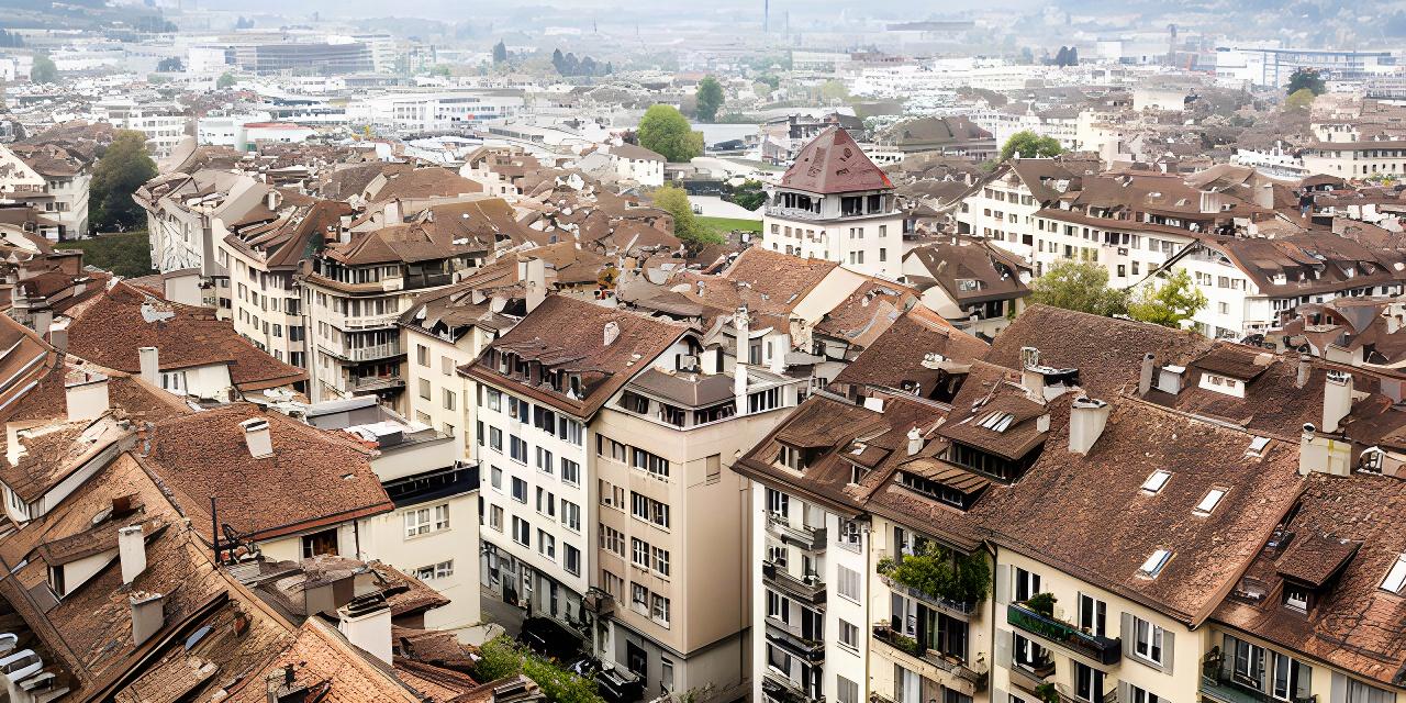Dachlandschaft in Zürich mit dicht bebauten Häusern, Balkonen und Blick auf Quartierstrassen